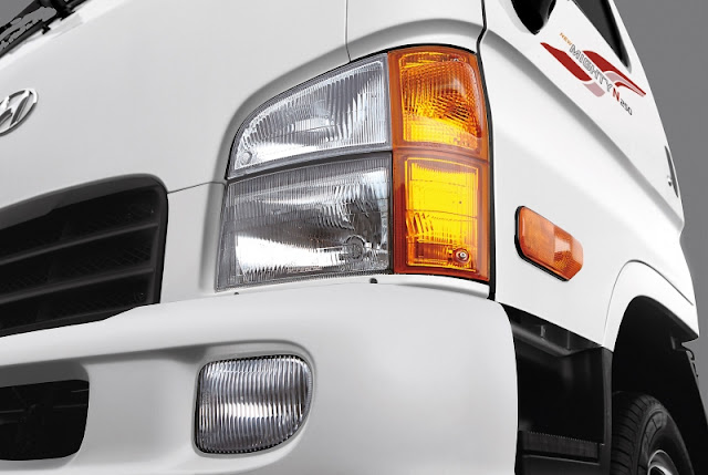 Xe tải Hyundai N250 bố trí của cụm đèn pha Halogen và đèn xi-nhan cỡ lớn